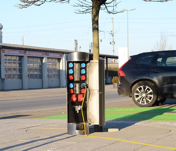 Energiesäule RONDO auf öffentlichem Platz – zuverlässige Stromversorgung für urbane Aussenbereiche