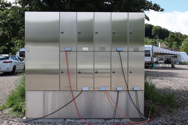 Edelstahl-Stromverteilerschrank auf Rastplatz im Aargau – zuverlässige Energieversorgung für mobile Anlagen und Fahrzeuge
