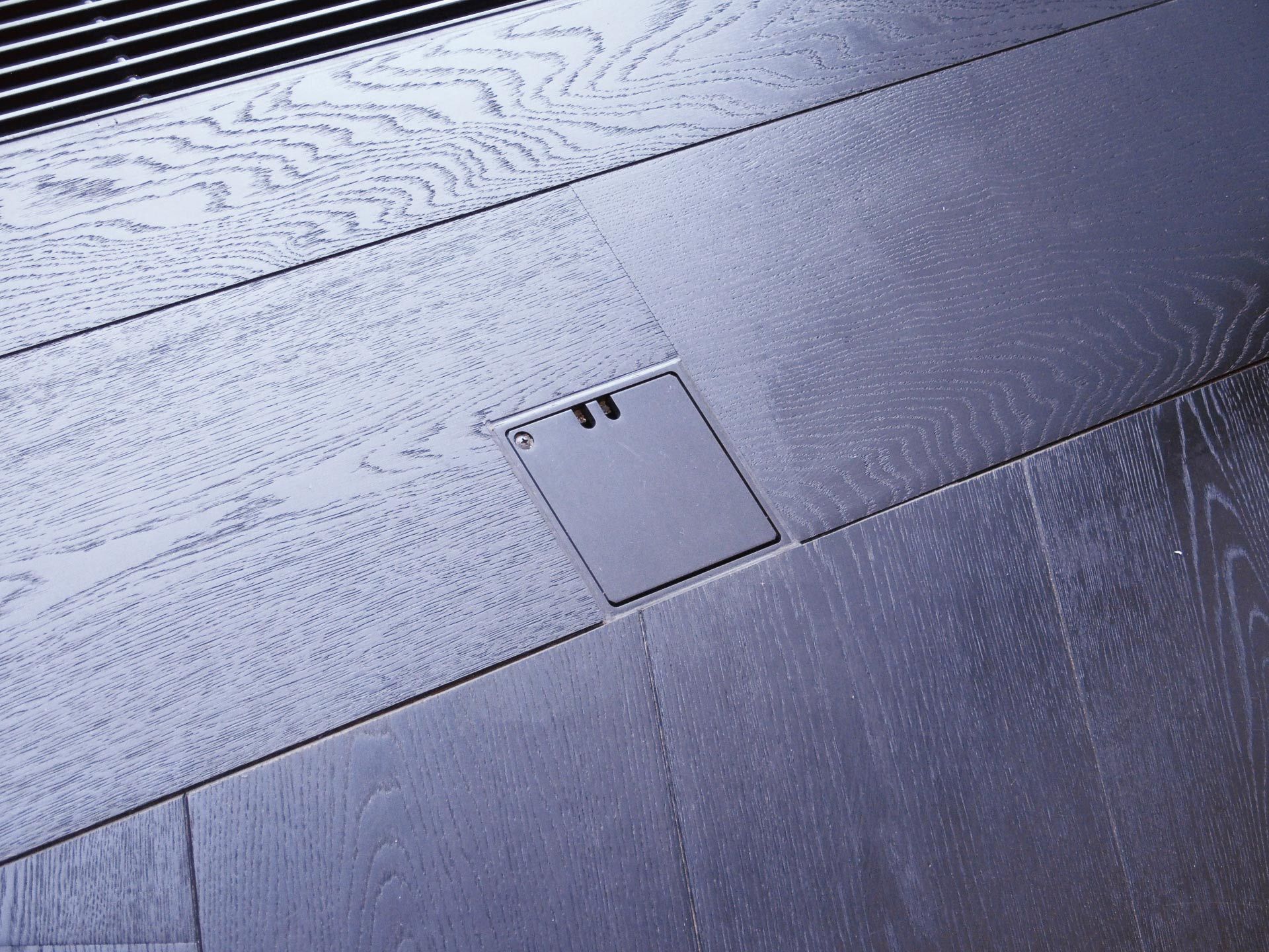 Presa a pavimento Fontino nel Museo Serlachius - elegante soluzione GIFAS per un'alimentazione discreta in pavimenti in legno e interni