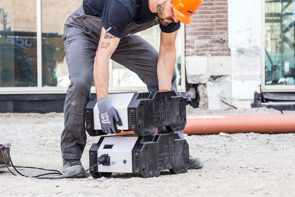 Mobile power distributor with rechargeable battery for use on construction sites for temporary power supply without mains connection