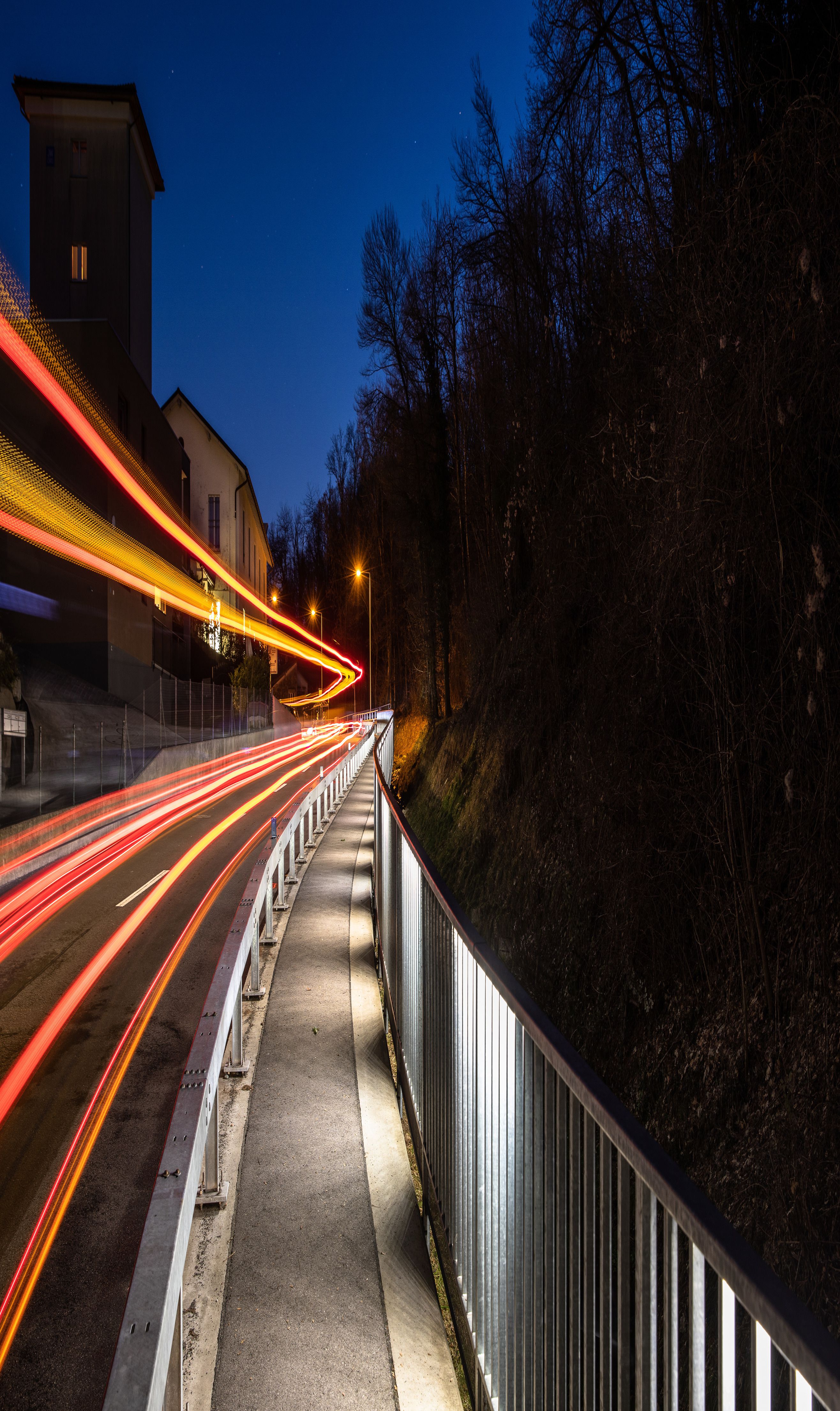 Sistema di guida a LED LaneLED lungo un percorso pedonale e ciclabile con linee chiare e illuminazione notturna