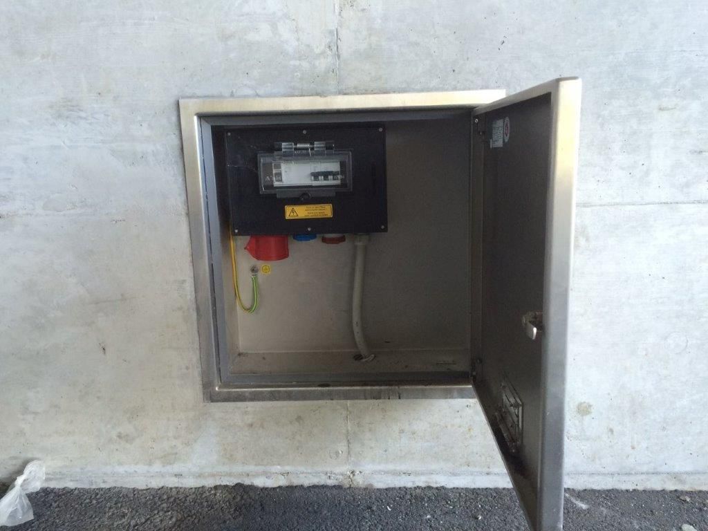 Distributore di corrente ad incasso nello stadio Tourbillon - distribuzione di corrente compatta e protetta dalle intemperie di GIFAS per installazioni all'aperto