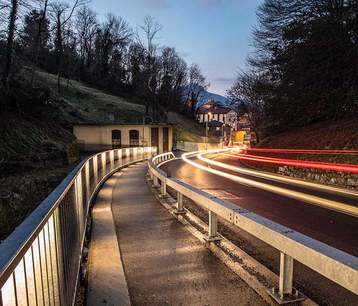 Éclairage à LED des trottoirs le long d'une route avec système d'éclairage intégré dans la balustrade pour des trottoirs sûrs la nuit