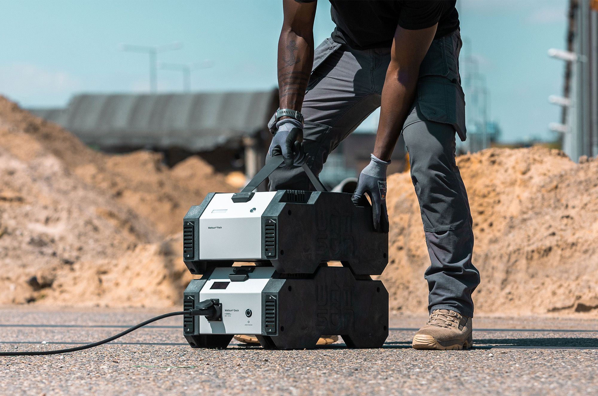 Mobile power distributor with battery for power supply on infrastructure construction sites without a fixed power source