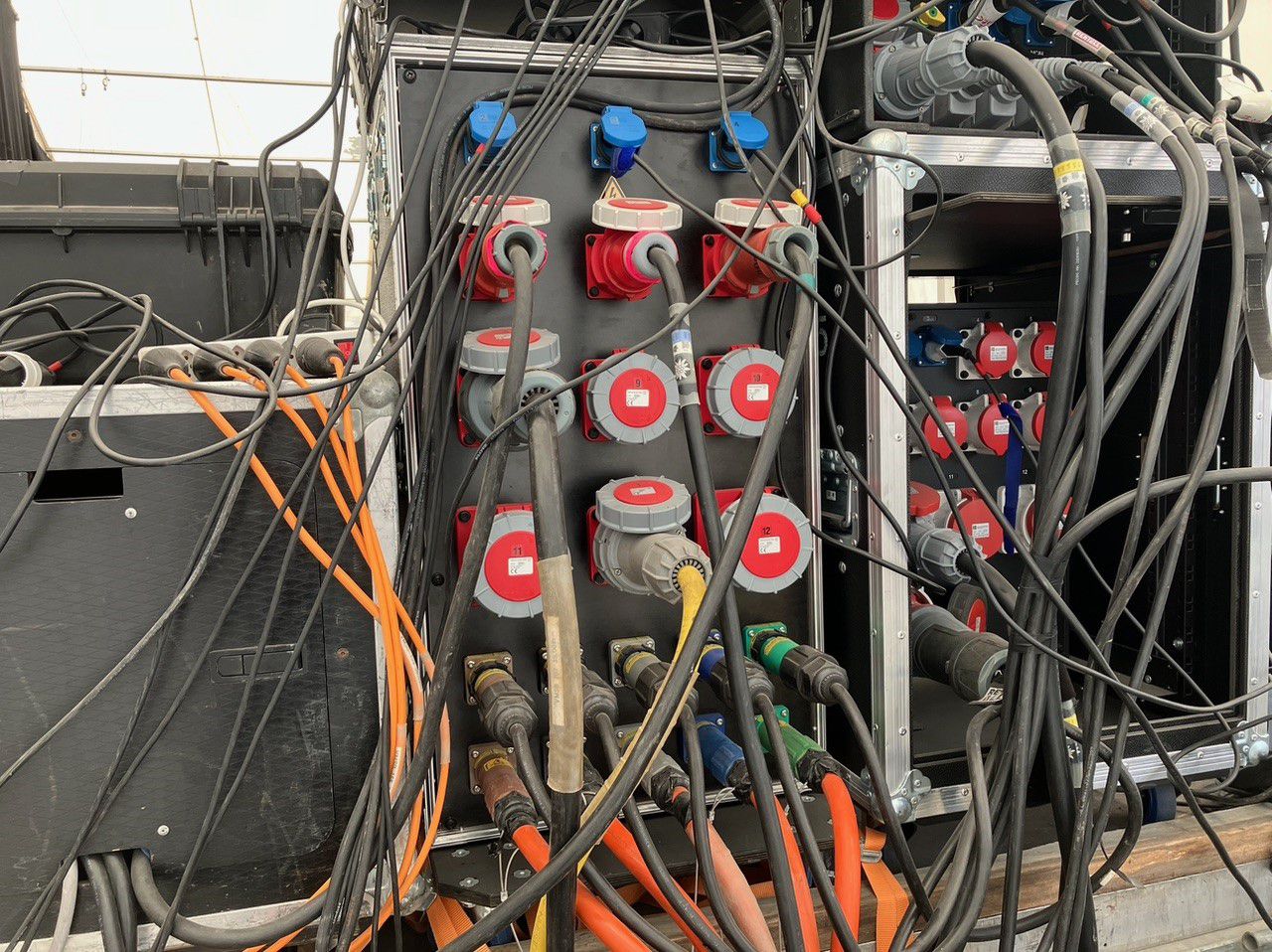 Plusieurs distributeurs de courant mobiles avec câbles raccordés - alimentation en énergie fiable pour la technique scénique et événementielle