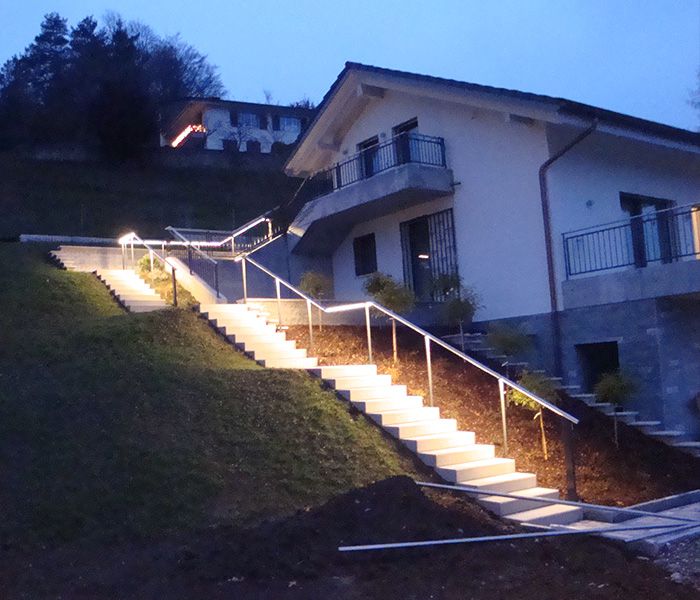 Illuminazione delle scale di casa con sistema di guida a LED per un'illuminazione sicura e discreta di percorsi e gradini durante la notte