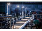 LED-Leuchten AlphaLUXX beleuchten den Arbeitsbereich in der Abwasserreinigungsanlage – sichere Beleuchtung bei Nacht