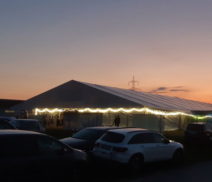 FlexLED-Eventbeleuchtung an Zelt – gleichmässige Ausleuchtung für Eventlocation im Aussenbereich