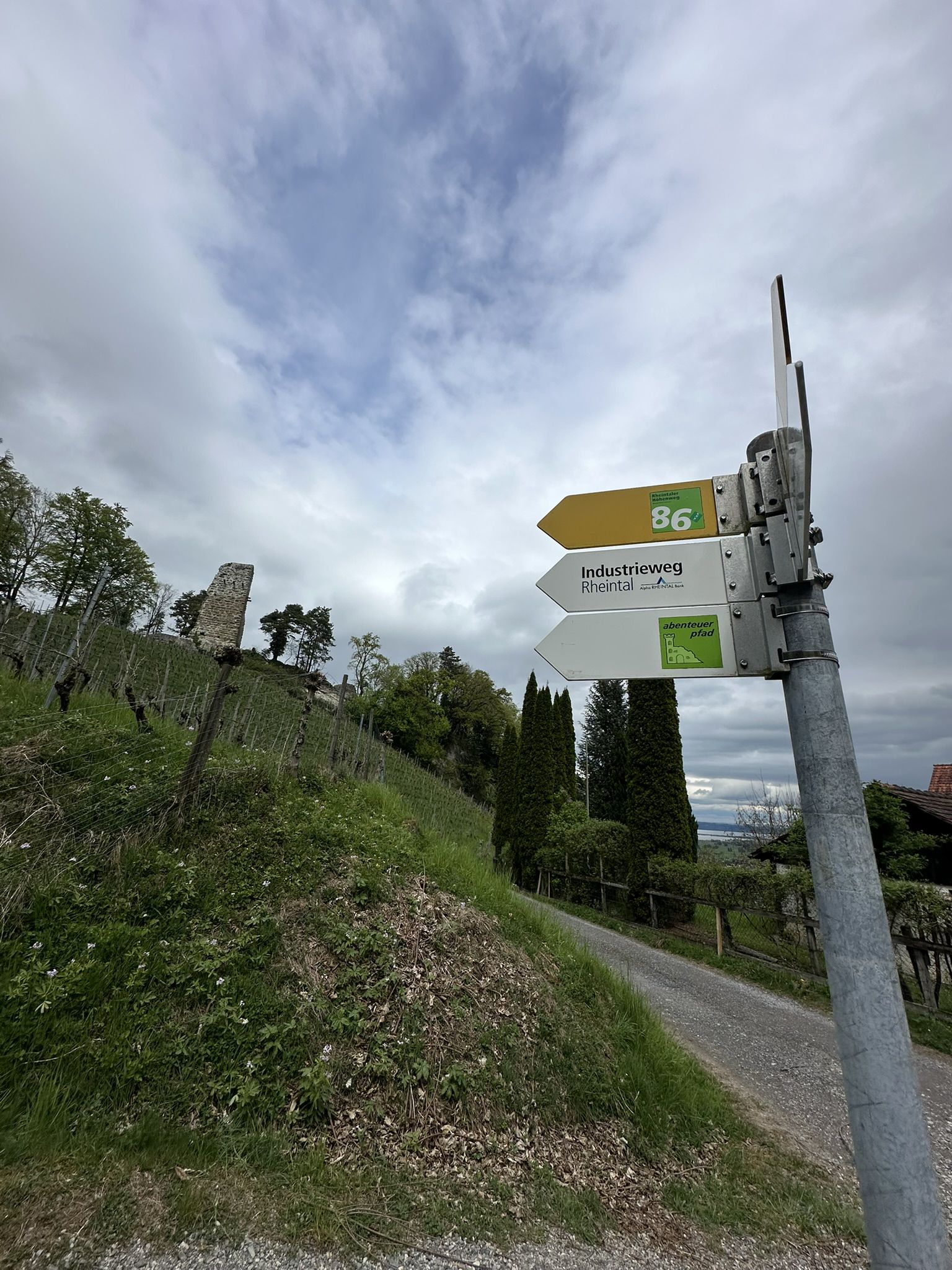 Wegweiser im Aussenbereich entlang eines Wanderwegs in ländlicher Umgebung