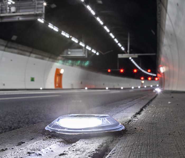 Luce di segnalazione a LED nella carreggiata di una galleria stradale per migliorare l'orientamento e la guida del traffico