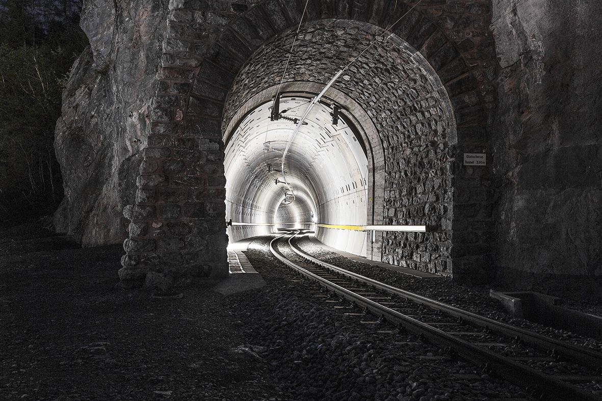 LaneLED GFK LED Lichtleiste am Tunnelportal des Glatscheras Tunnels für zuverlässige Bahnbeleuchtung