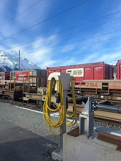 Coffret de distribution GIFAS type 7700 avec câble jaune pour l'alimentation électrique des Chemins de fer rhétiques (RhB)