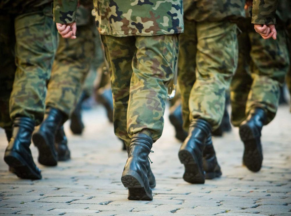 Soldati in uniforme militare in missione - illuminazione e alimentazione delle infrastrutture militari