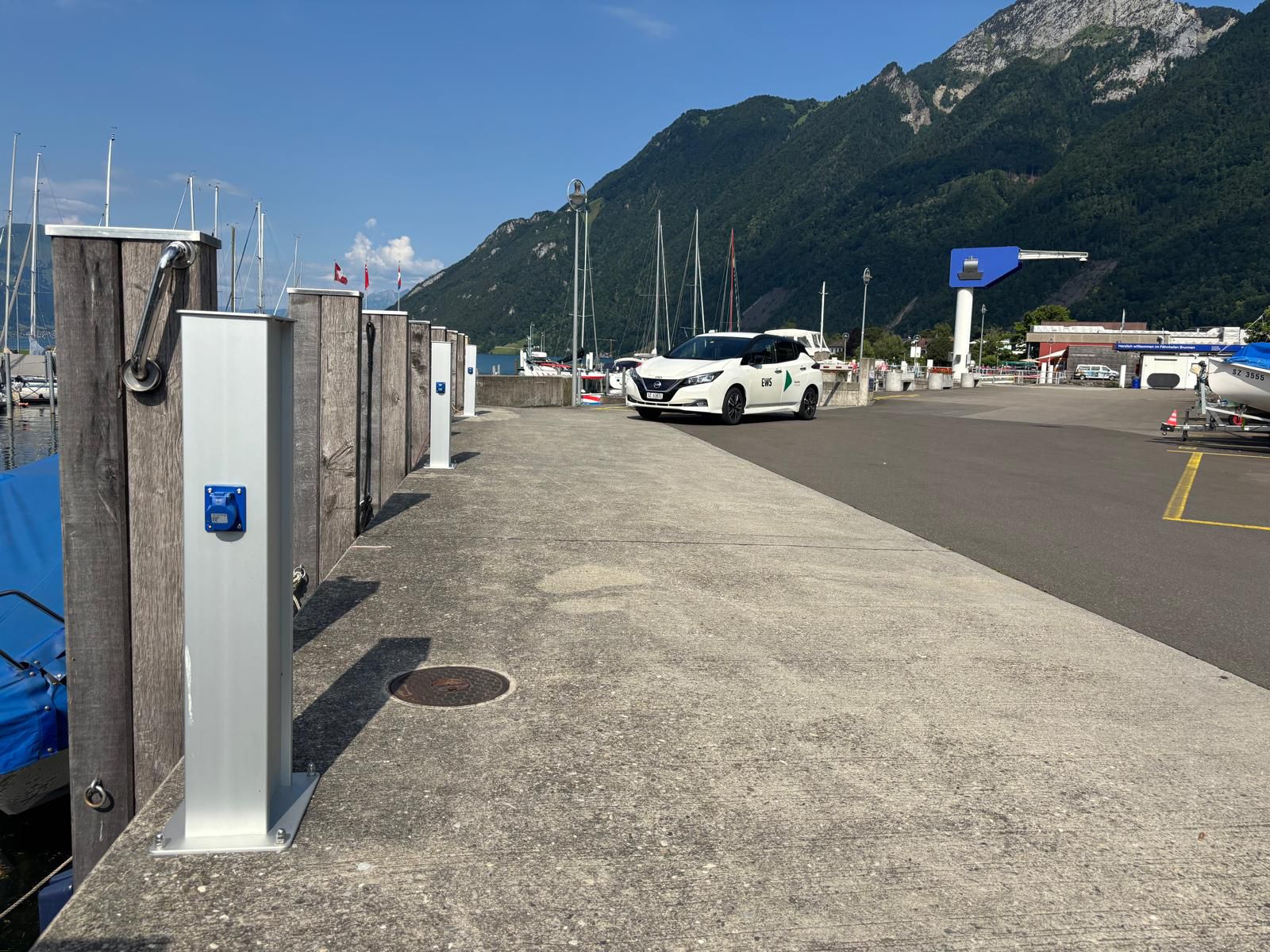 Energy columns from GIFAS along the harbor wall in Brunnen - efficient power supply for boats and harbor operations