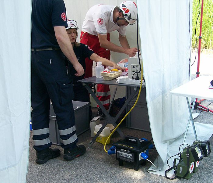 Mobiler Hartgummiverteiler für sichere Stromversorgung im Sanitätszelt bei Rettungseinsatz mit angeschlossenem Arbeitslicht