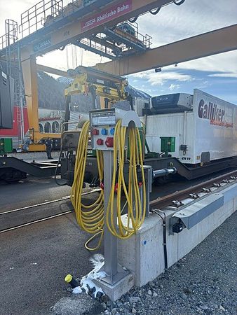 Coffret de distribution GIFAS type 7700 avec câble jaune pour l'alimentation électrique des installations des Chemins de fer rhétiques (RhB)