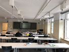 Klassenzimmer mit installierten Zugkabelrollen an der Decke zur sicheren Stromversorgung der Schülerarbeitsplätze