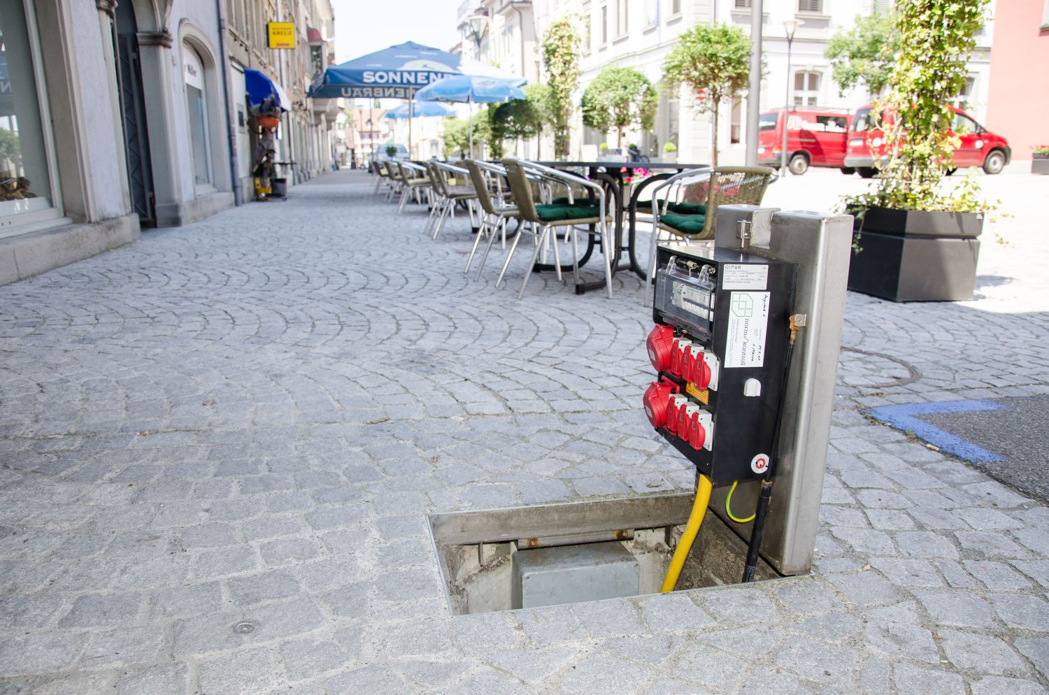 Quadro di distribuzione a pavimento nel centro di Rheineck - alimentazione sicura per catering ed eventi all'aperto