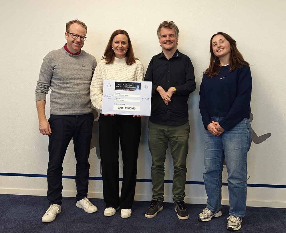 Mitarbeiter von GIFAS bei Spendenübergabe mit Check für soziales Engagement und Unterstützung einer Organisation