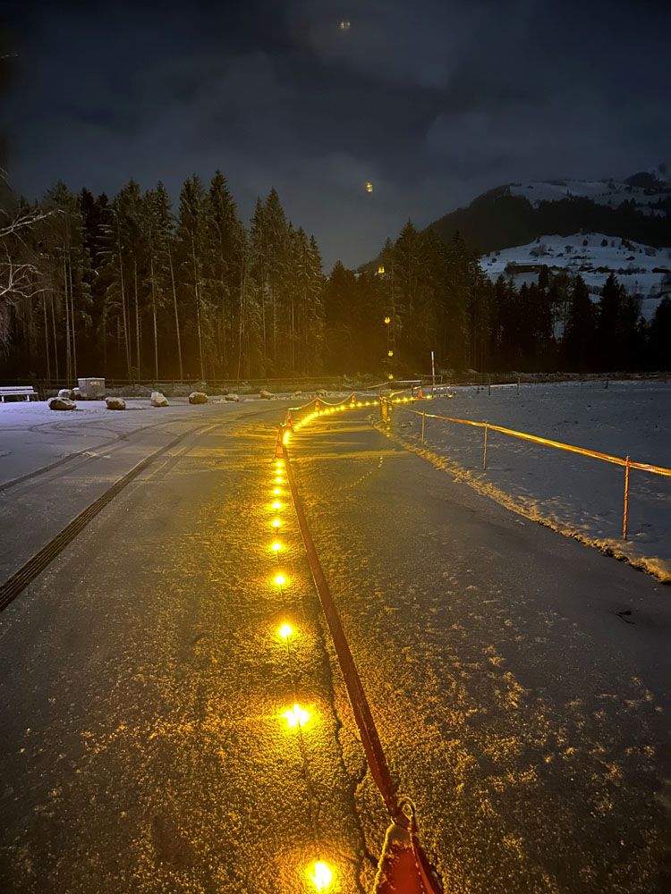 Percorso illuminato sulla neve con RoadLED per un percorso sicuro di notte e in condizioni di neve