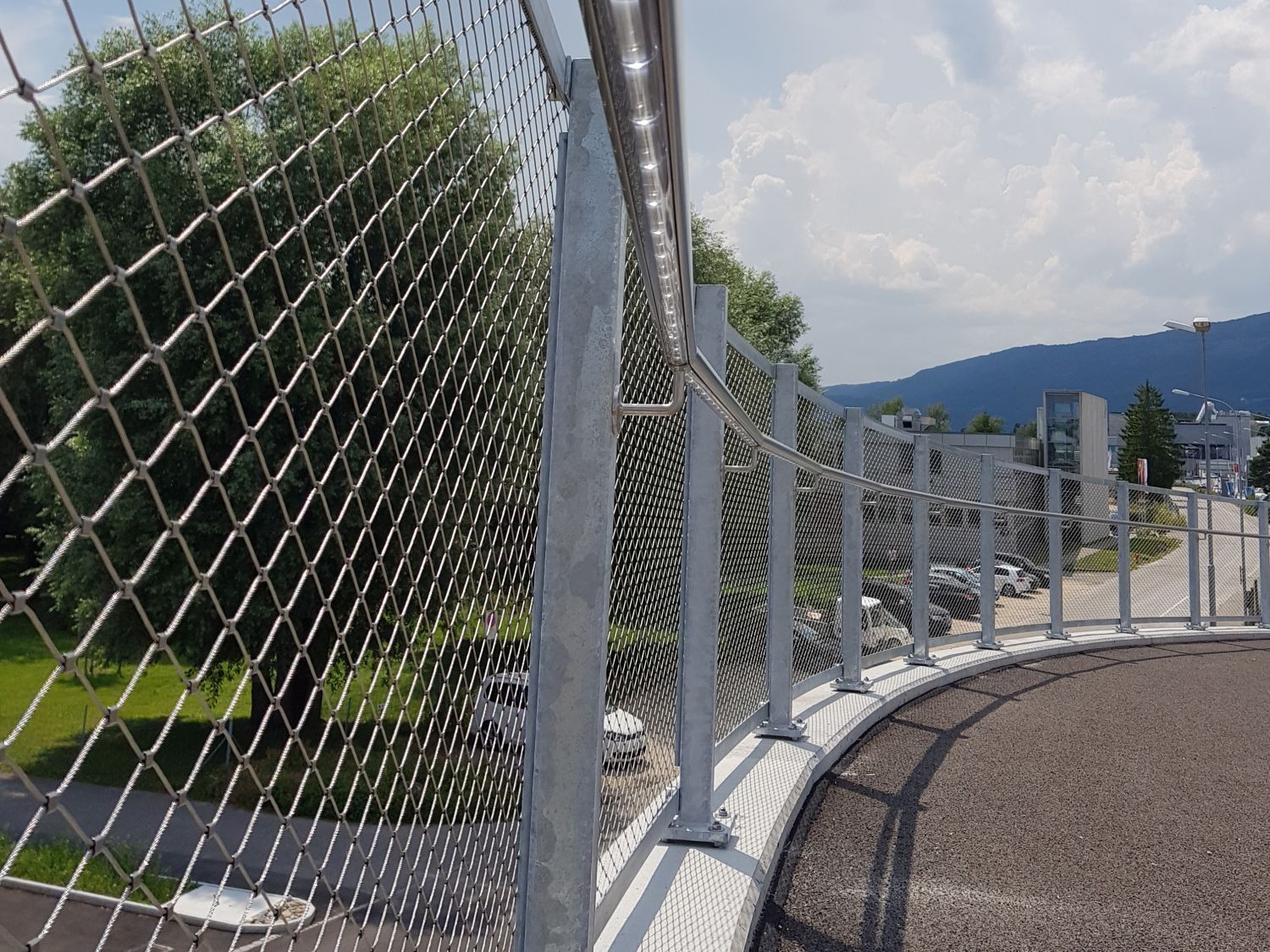 Rampe pour vélos avec main courante éclairée par LED et filet de sécurité - éclairage sûr et moderne pour l'infrastructure des pistes cyclables