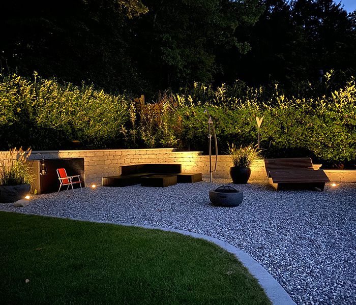 Illuminazione d'atmosfera per il giardino di casa con luce d'accento per illuminare in modo discreto le aree di seduta e le piante