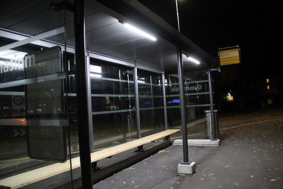 Fermata dell'autobus con strisce luminose a LED sotto il tetto per un'illuminazione uniforme e sicura degli spazi pubblici di notte