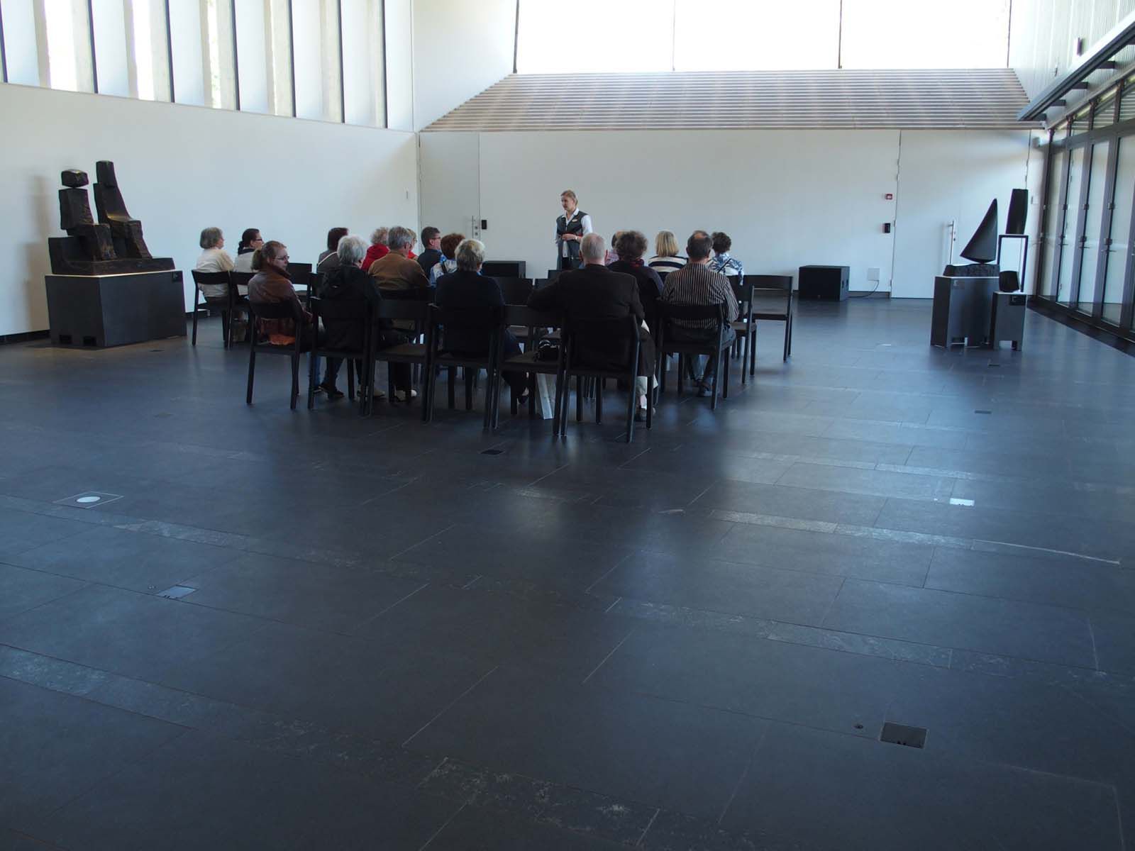 Prese a pavimento nel Museo Serlachius - soluzione di alimentazione GIFAS discreta per spazi espositivi ed eventi moderni