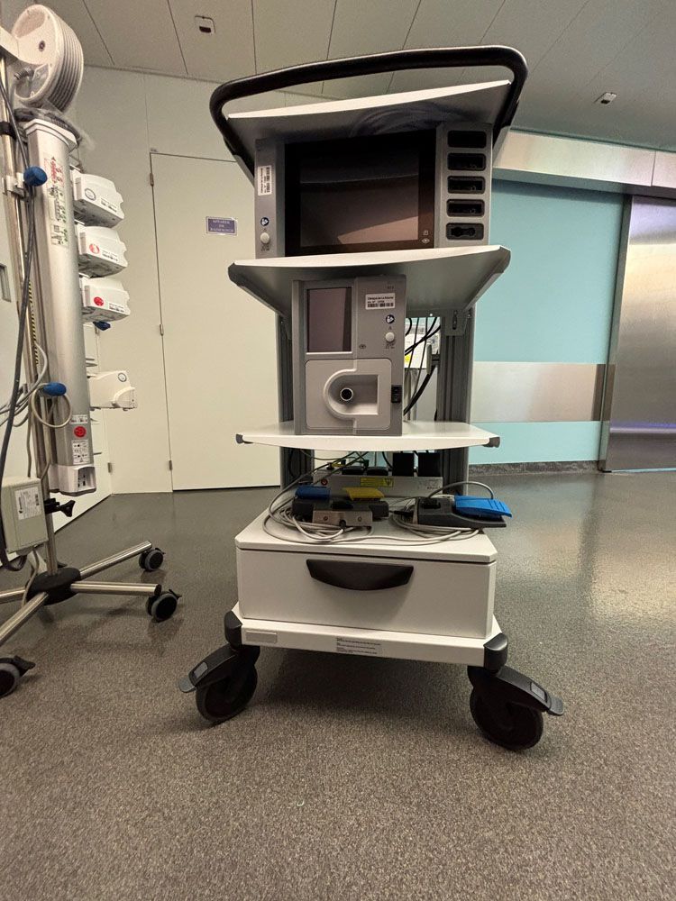 Chariot d'équipement médical avec distribution électrique et moniteur intégrés à l'hôpital