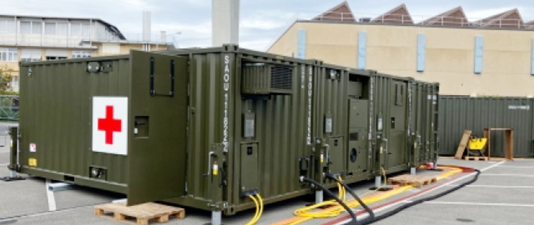 Mobiles Containersystem mit Stromanschlüssen und Kabeln für medizinische Einsätze im Aussenbereich