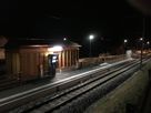 Bahnhofsbeleuchtung mit LED-Leuchten STREETLED CUBE von GIFAS – sichere und energieeffiziente Ausleuchtung des Bahnsteigs bei Nacht