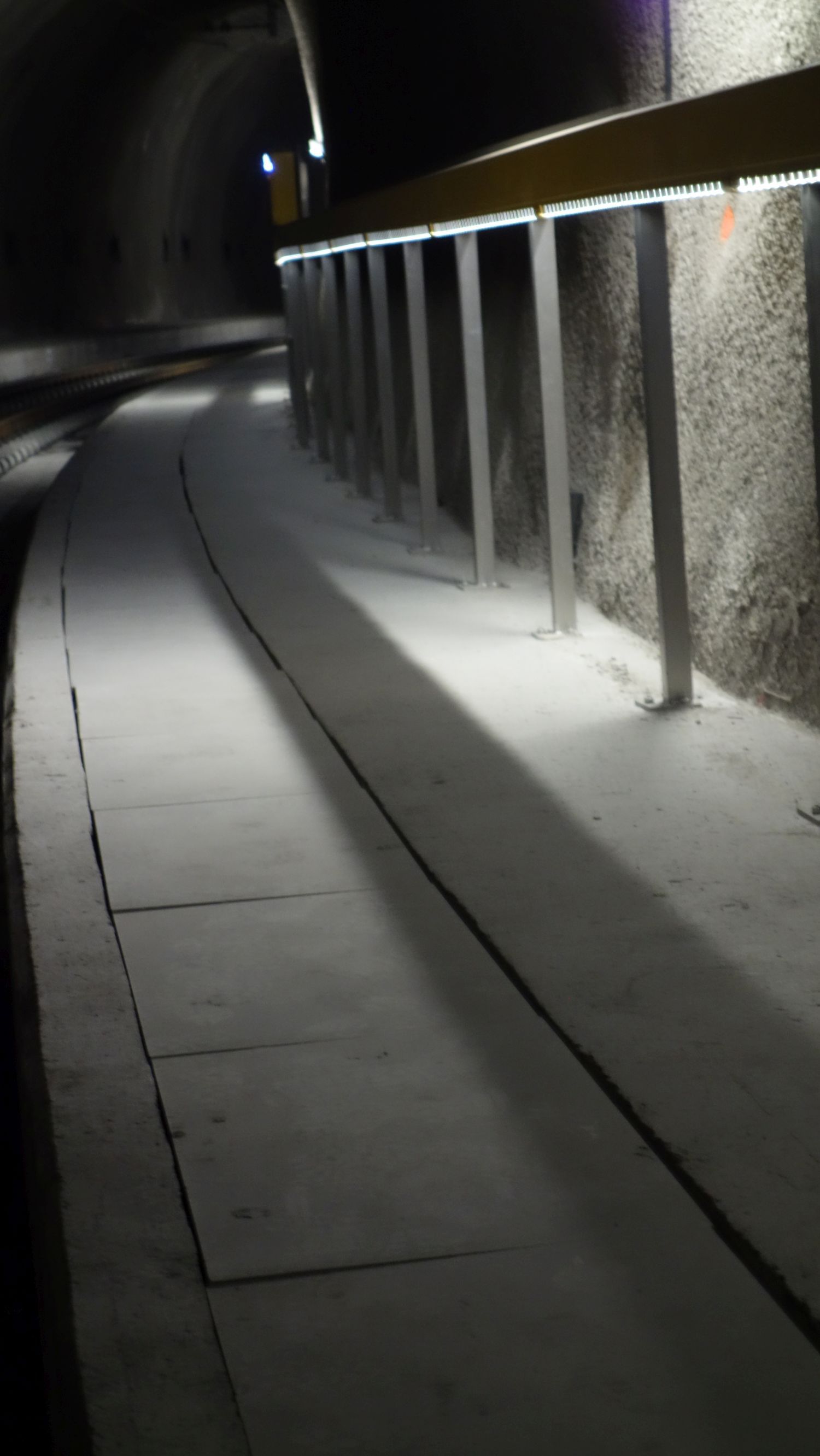 LaneLED LED light strip in the Ruckhaldentunnel - uniform tunnel lighting for safe routes and optimum visibility.