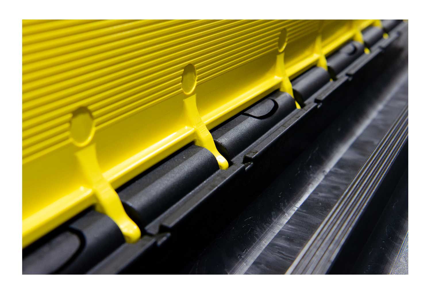 Detailansicht Kabelbrücke Defender mit Kabelkanälen – überfahrbarer Kabelschutz für sichere Strom- und Leitungsführung