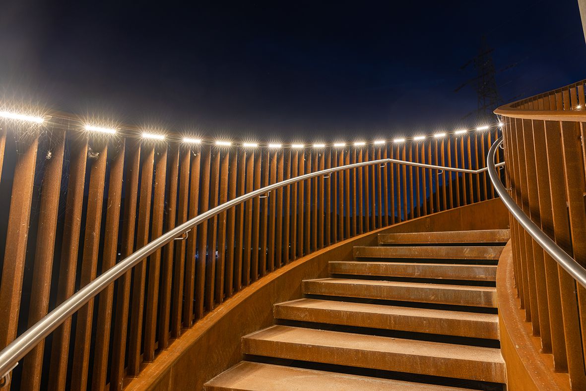 Scala illuminata con sistema di guida LaneLED lungo la ringhiera per un orientamento sicuro di notte