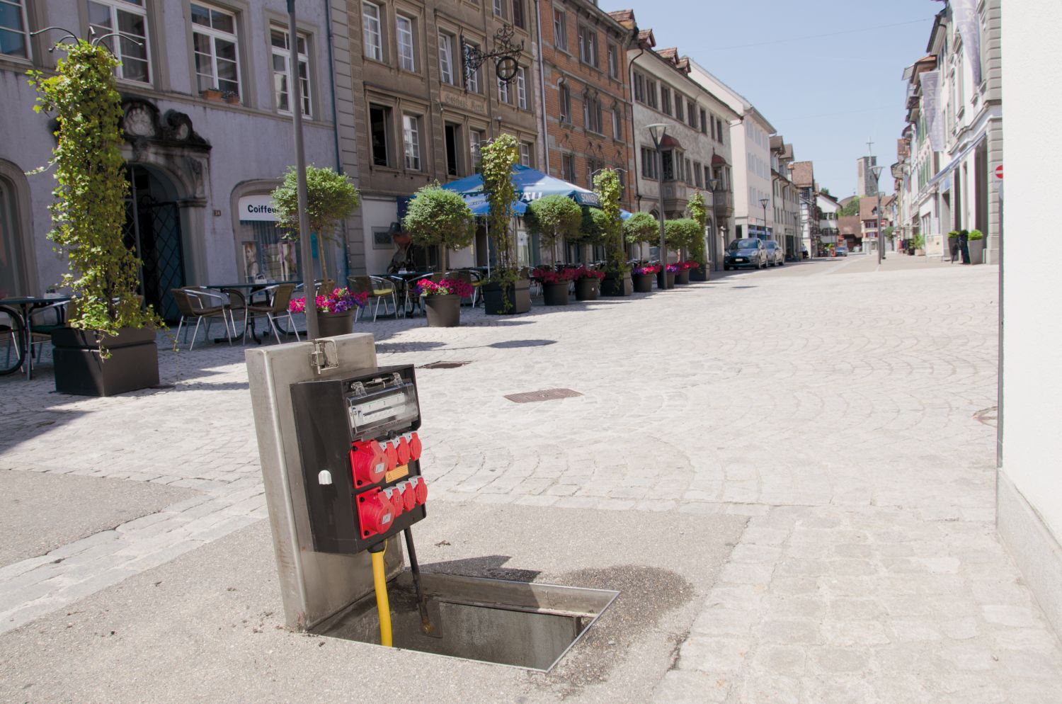 Distributore a pavimento nel centro di Rheineck - alimentazione discreta per eventi e applicazioni mobili in spazi pubblici