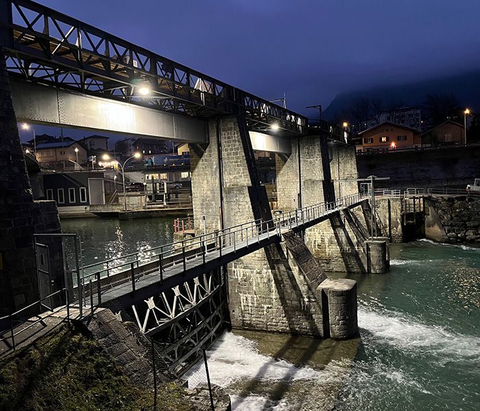 Alimentation électrique Infrastructure du barrage avec éclairage LED DeltaLUXX la nuit