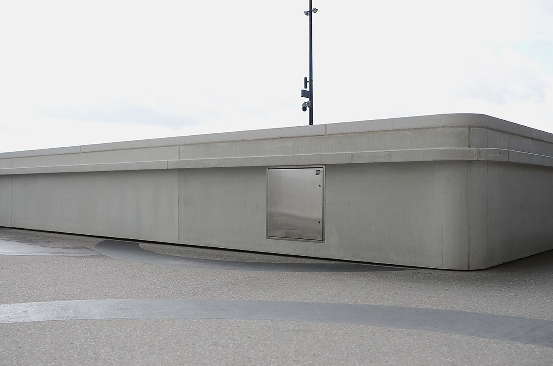 Geschlossene Unterputz-Verteilung aus Edelstahl in der ZSC Arena Zürich – dezente und wettergeschützte Stromlösung von GIFAS