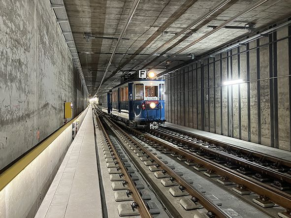 LED Lichtleiste LaneLED GFK zur sicheren Tunnelbeleuchtung im Forchbahn-Tunnel mit historischem Zug
