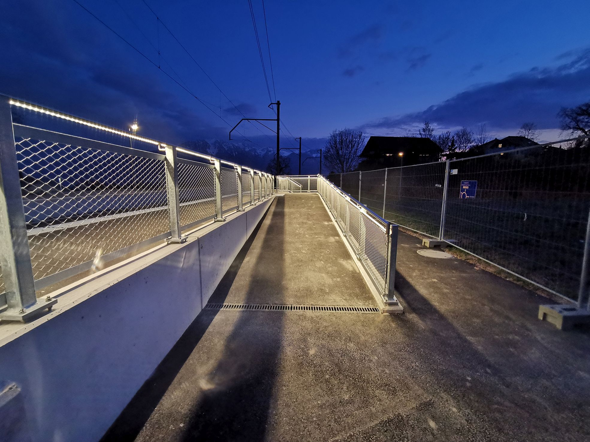 LED-lit access ramps with Inox42 handrail lead safely to the station and ensure good visibility at night