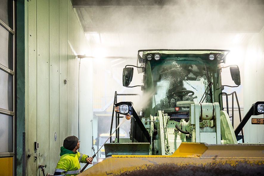 La pala gommata viene pulita con un sistema di lavaggio industriale, supportato dall'illuminazione LED AlphaLUXX per un lavoro sicuro ed efficiente