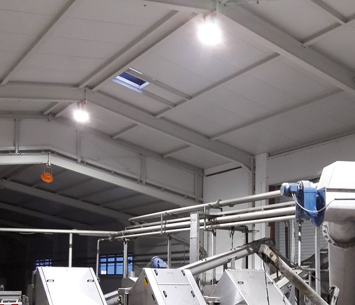 Luminaire à projecteur à LED Ex dans un hall de production de l'industrie chimique - un éclairage sûr dans les zones Ex