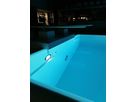 Éclairage LED subaquatique dans une piscine avec éclairage uniforme du bassin intérieur