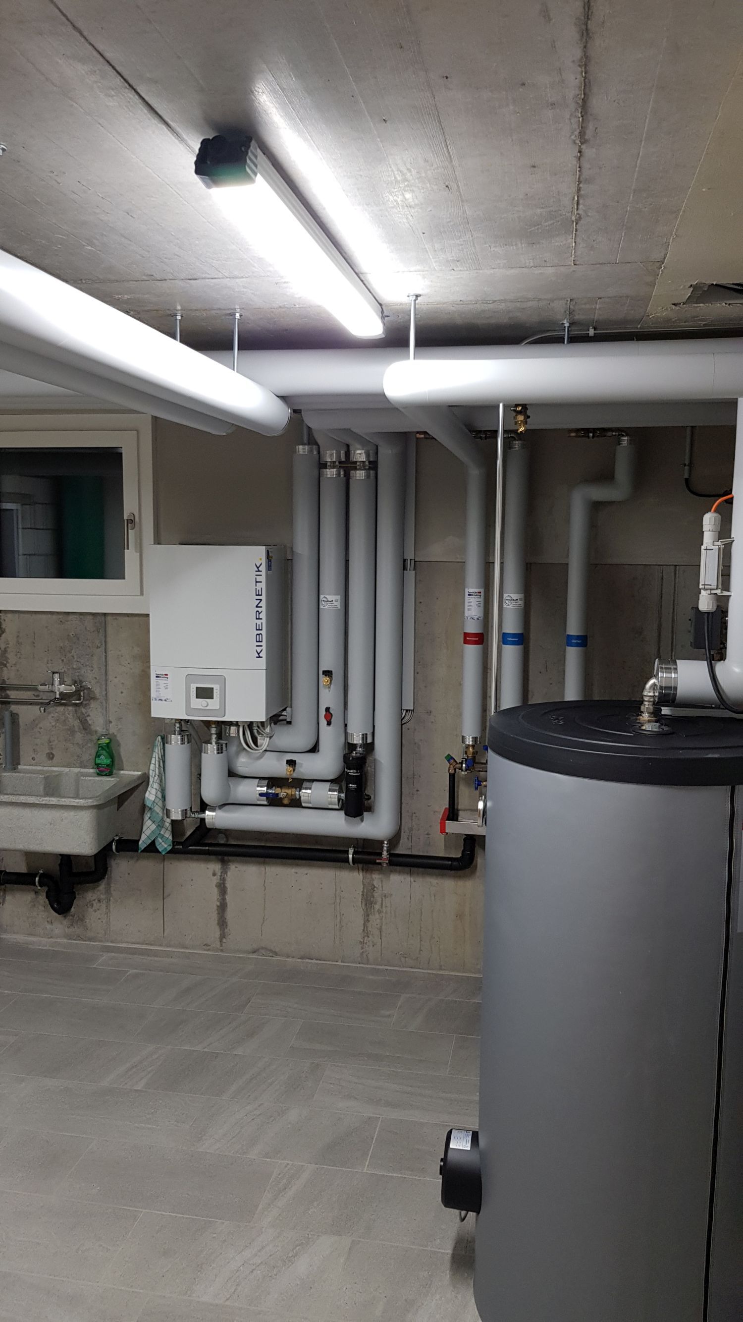 Eclairage de cave à LED BetaLUXX dans le local technique d'une maison individuelle à Eichberg - zone de travail uniformément éclairée