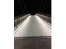 Il ponte pedonale illuminato a LED con parapetto Inox42 di notte garantisce un percorso sicuro e un'illuminazione uniforme