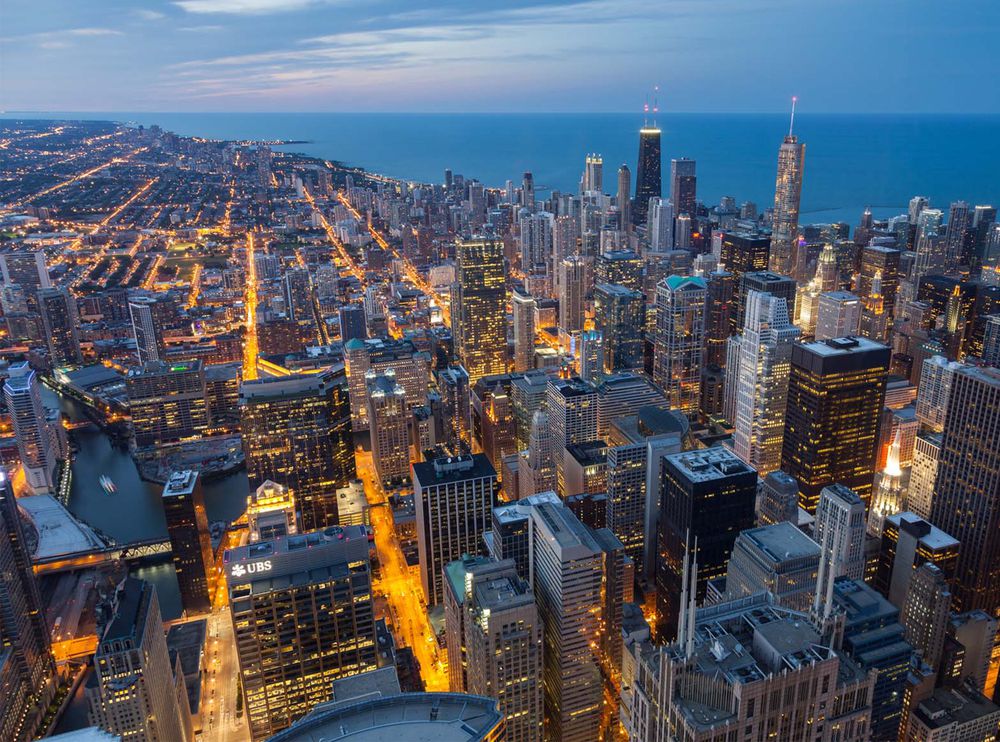 Infrastruttura di distribuzione dell'energia elettrica in una città moderna di notte con illuminazione urbana