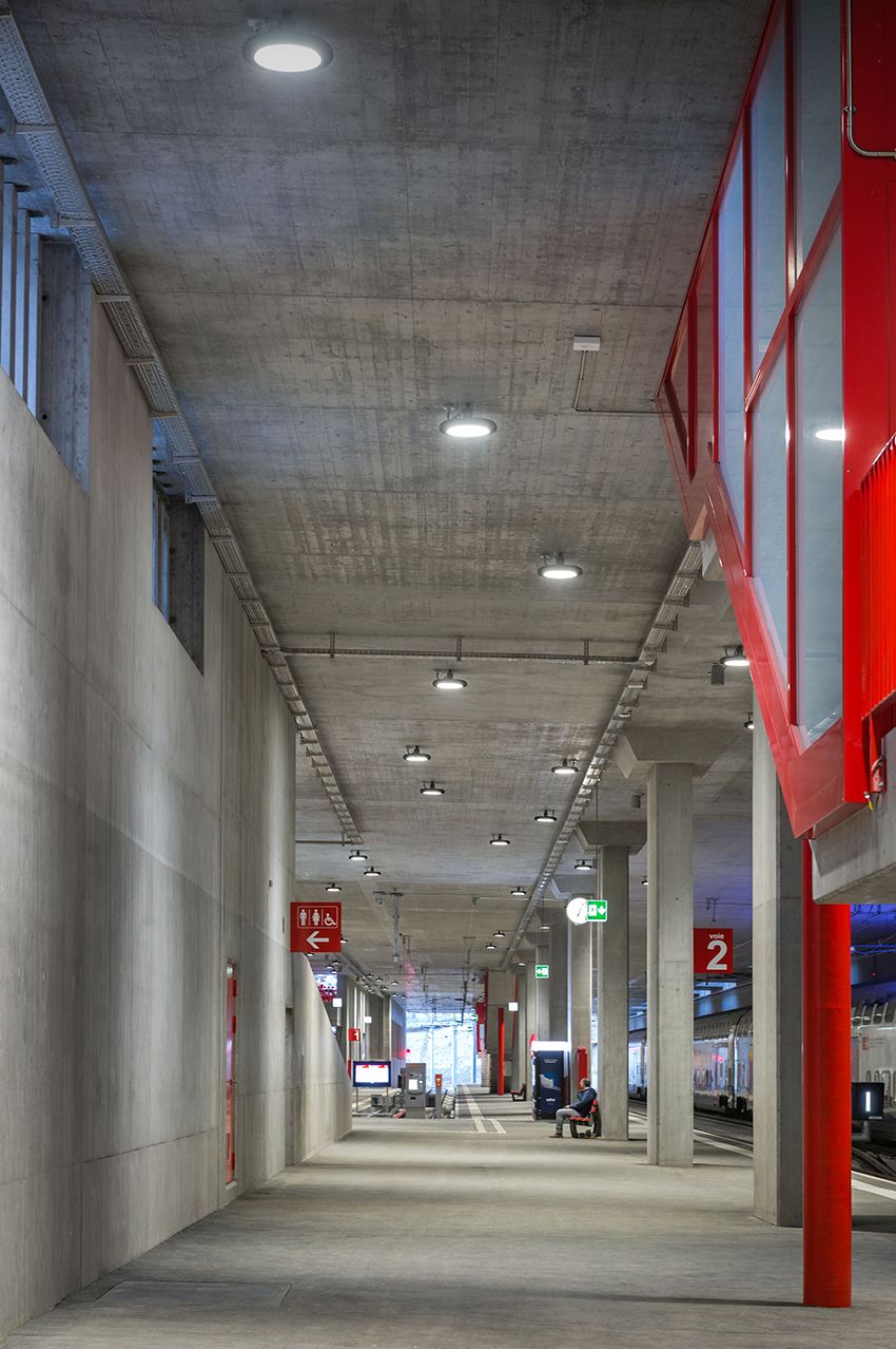 Illuminated station corridor with LED ceiling spotlights, clear signage and platform access - safe orientation in the basement