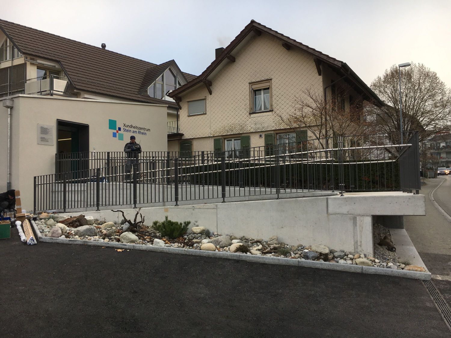 Installation of LaneLED INOX42 LED railing lighting from GIFAS at the Xundheitszentrum Stein am Rhein - preparation for safe path lighting