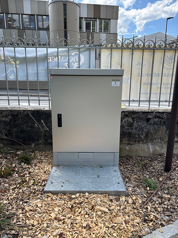 Scatola di distribuzione chiusa per la distribuzione sicura dell'energia elettrica in spazi pubblici e strutture infrastrutturali