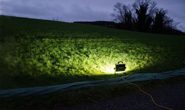 Il faretto LED mobile illumina un campo al crepuscolo - utilizzato dall'esercito, dai vigili del fuoco o dalla protezione civile