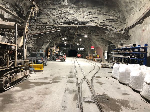 Galleria di prova con macchine funzionanti, binari e faretti LED montati - un'illuminazione affidabile per operazioni sicure nella roccia